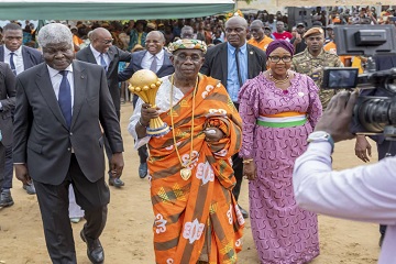 Côte d'Ivoire / CAN 2023 : le Premier Ministre Beugré Mambé présente le trophée aux populations d'Ebimpé